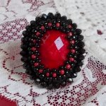 Midnight in Paris ring broderet med en rød facetteret cabochon og runde sorte perler